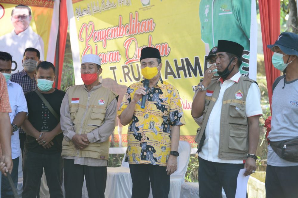 Gubernur Riau Saksikan Penyembelihan Sapi Kurban Presiden Joko Widodo