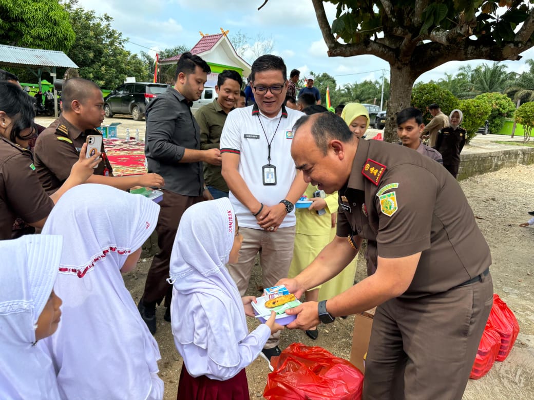 Kejari Rohul Berikan Paket Makan Siang Gratis, Dukung Program Presiden RI Prabowo