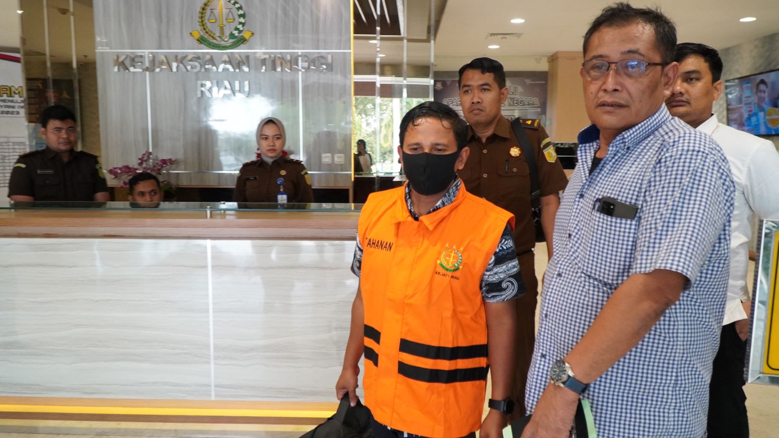 Tim Pidsus Kejati Riau Tahan 1 Tersangka, Dugaan Pengambilan Dana Nasabah dan Uang Kas di BRKS