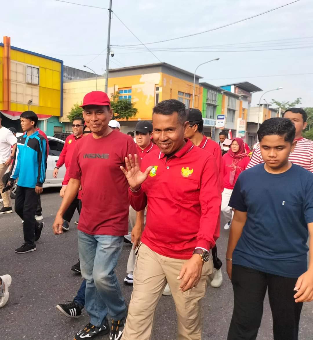 Kasat Pol PP Kampar Ikuti Acara Gerak Jalan Santai, Meriahkan HUT RI dan HAN 2024