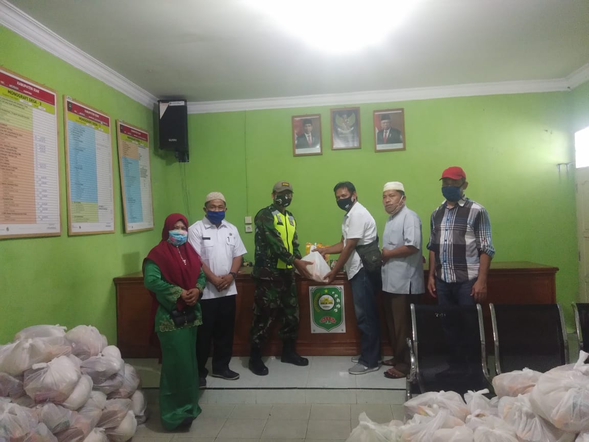 Pembagian ( Bansos ) Sembako Sebanyak 635 KK Desa Ps. Timur Tahap I Berjalan Lancar.