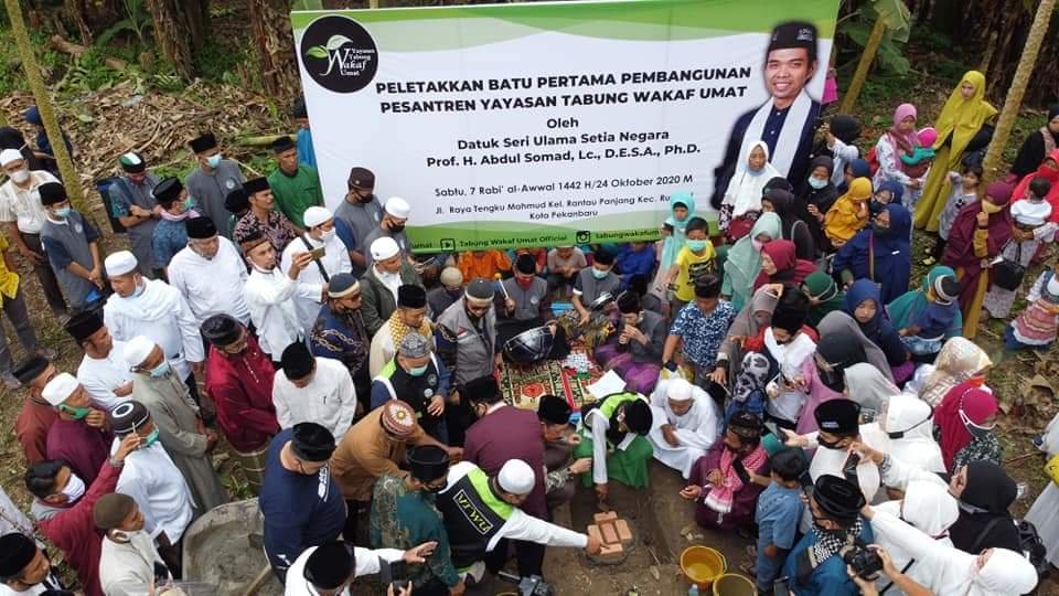 UAS Letakkan Batu Pertama Pembangunan Pesantren YTWU, Sekaligus Rayakan Maulid Nabi dan Berbagi