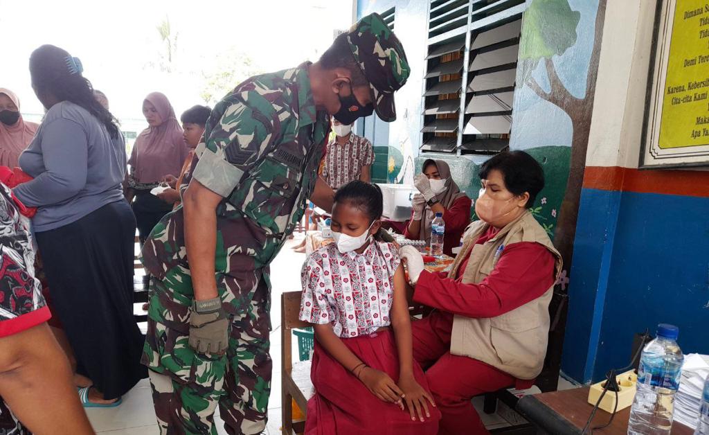 Babinsa Terus Dukung dan Dampingi Vaksinasi Covid-19 di SD Permata