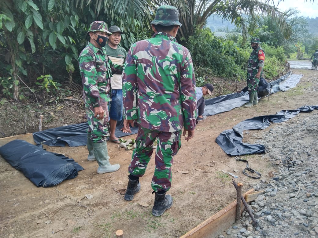 Bersama Dengan Masyarakat, Satgas TMMD Melanjutkan Pegerjaan Semenisasi Jalan 
