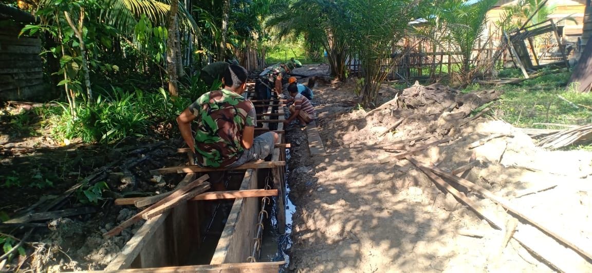Satgas TMMD Ke 110, Pindahkan Material Pengecoran Drainase