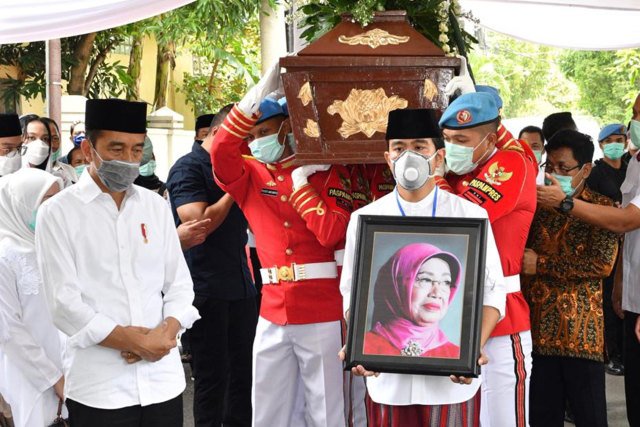 Jokowi-Antarkan-Sang-Ibu-ke-Peristirahatan-Terakhir