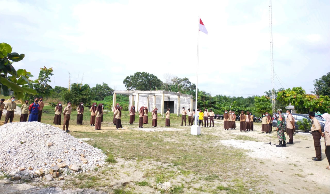 Babinsa Berikan Pencerahan Disiplin Prokes Kepada Siswa