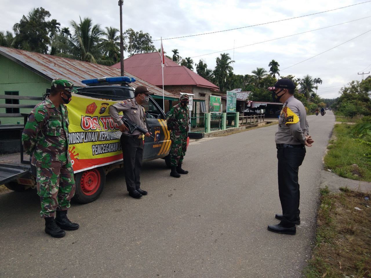Koramil 13/Rokan dan Polsek Rokan Stop Pengendara Tanpa Masker