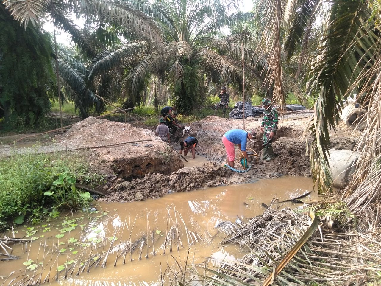 Satgas TMMD Ke 110 Dan Masyarakat Bahu Membahu Atas Pengerjaan Semenisasi