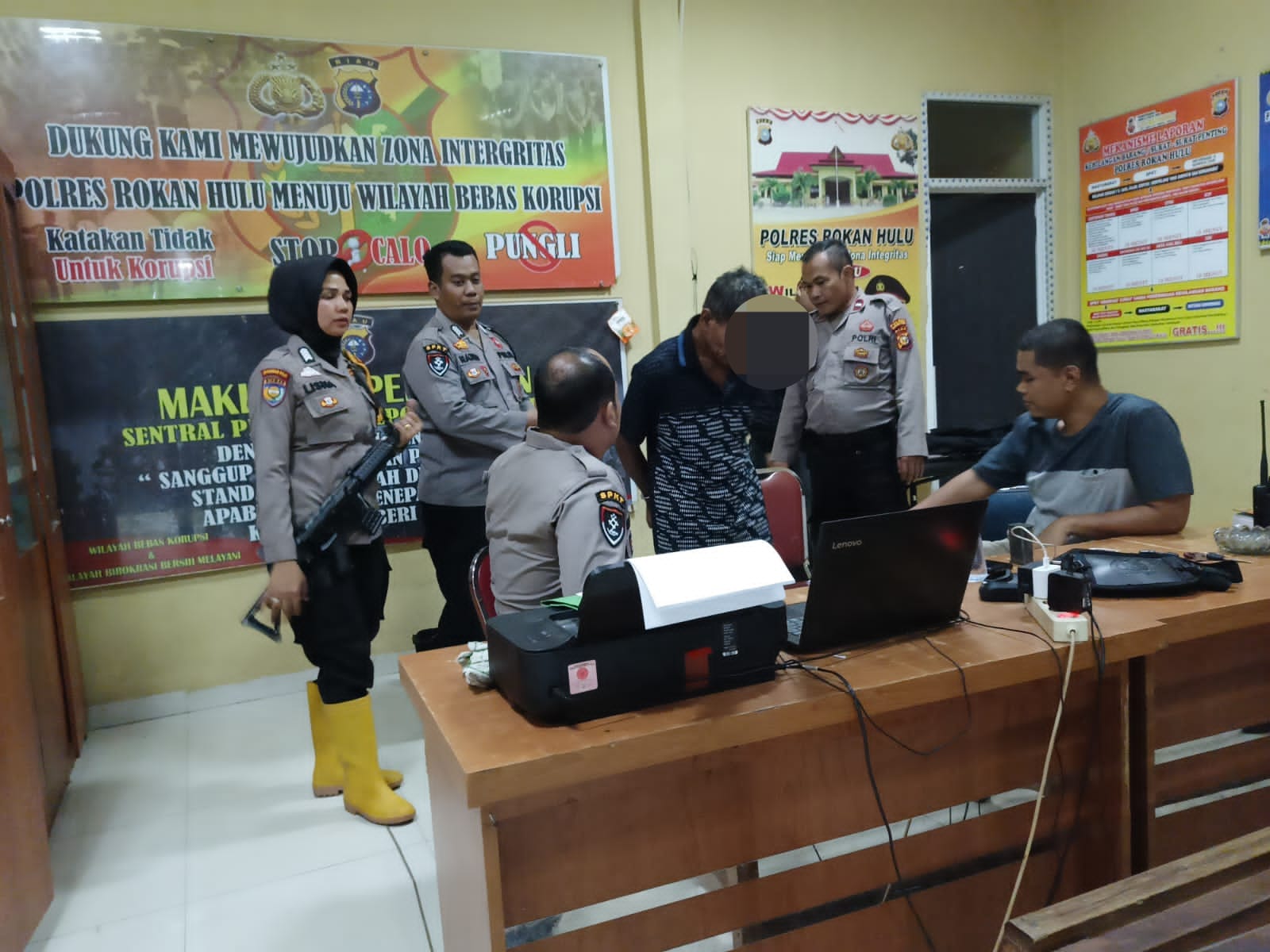 Diduga Bertengkar Hingga Terjadi Pembacokan, Pelaku Menyerahkan Diri Ke Polisi, Ini Aksi Polwan