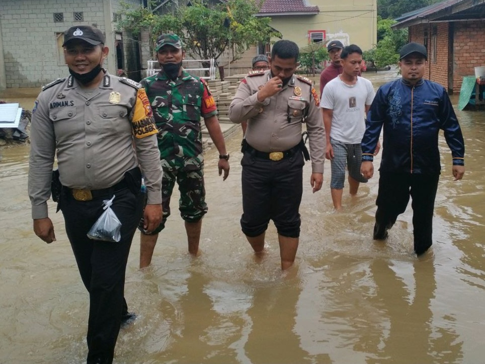 Babinsa Koramil 08/Tandun Evakuasi Warga Terdampak Banjir di Desa Aliantan