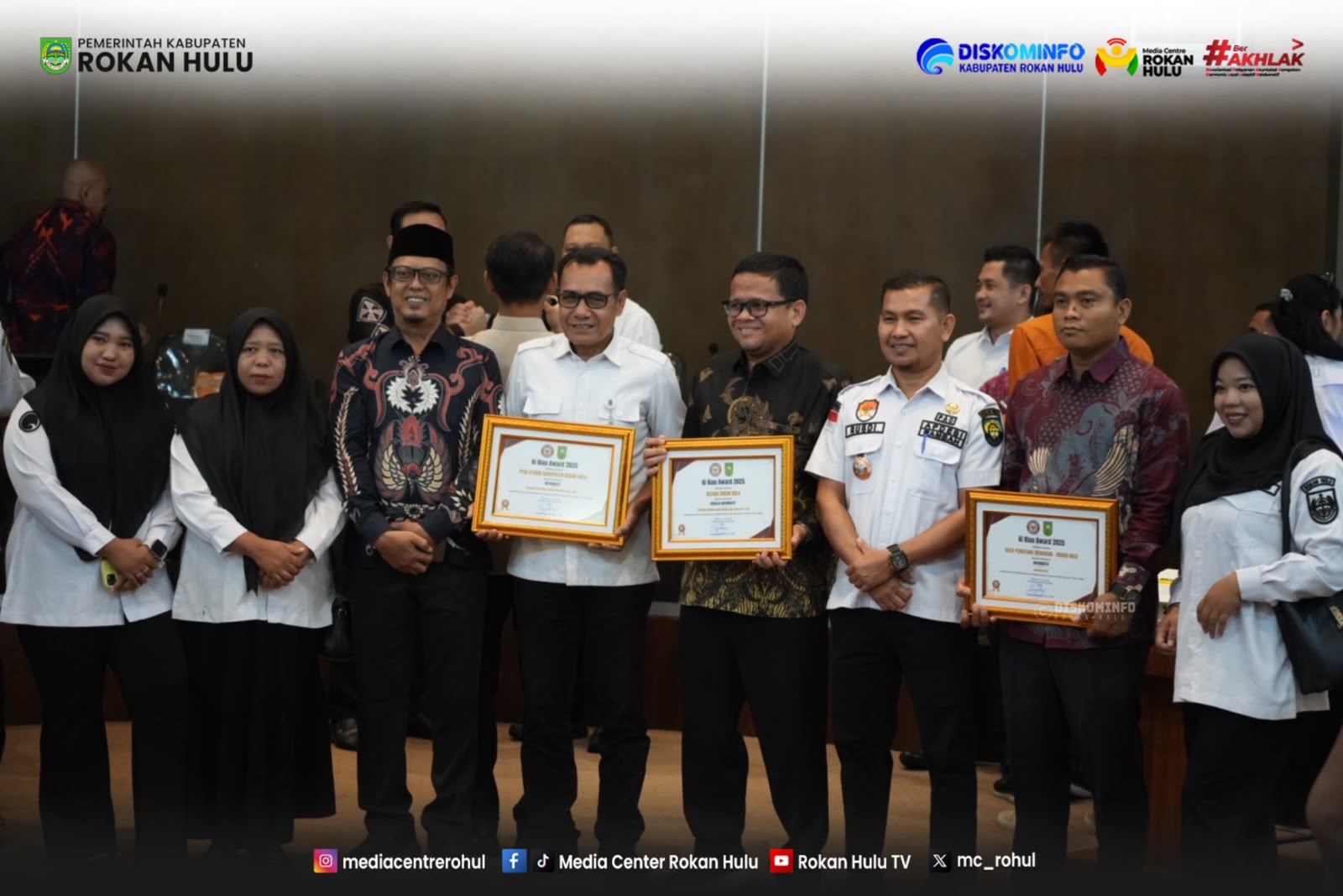 PPID Kabupaten Rokan Hulu Kembali Raih Predikat Informatif Sabet Tiga Penghargaan pada KI Award Riau