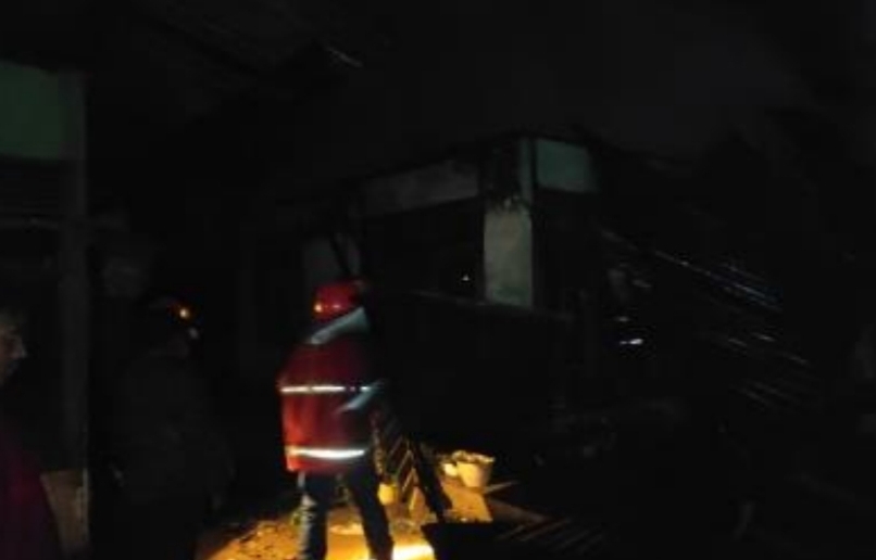 Kebakaran Rumah Permanen, Petugas Damkar dan Penyelamatan Kampar Turunkan 3 Unit Mobil Pemadam