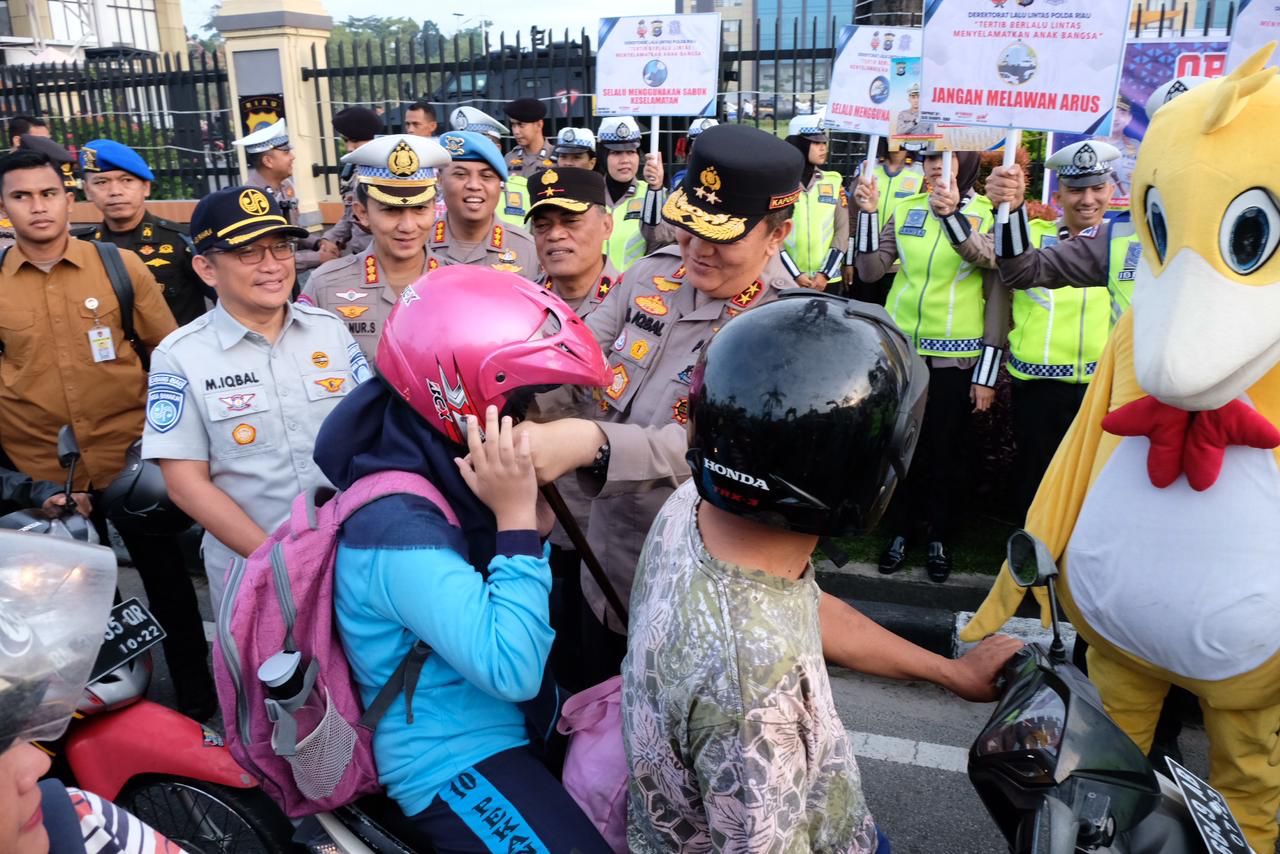 Operasi Keselamatan Lancang Kuning 2023 Digelar, Kapolda Riau Bagikan Helm Kepada Pengendara