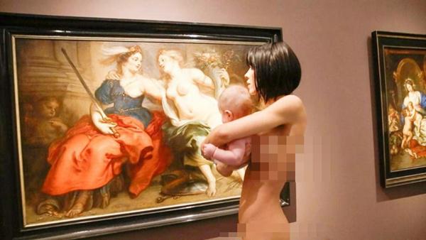 Pamerkan Patung Wanita Telanjang Direktur Meseum Mundur