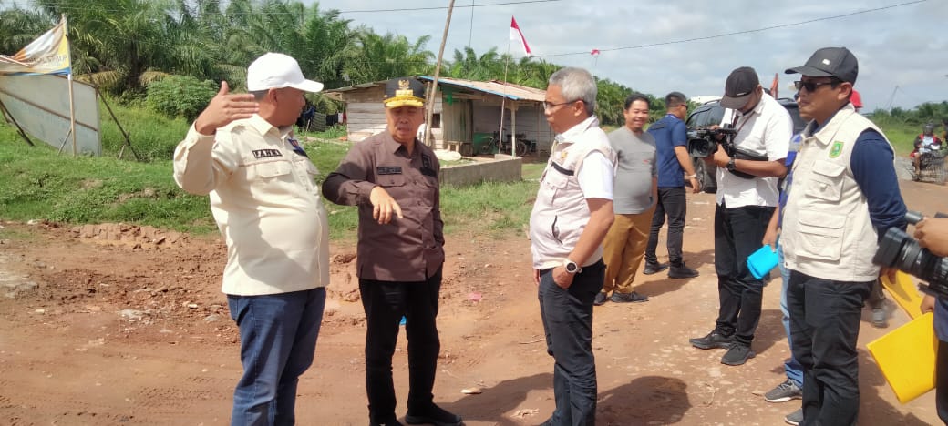 Gubri Riau Syamsuar Tinjau Pembangunan Jalan Pesisir Rohil