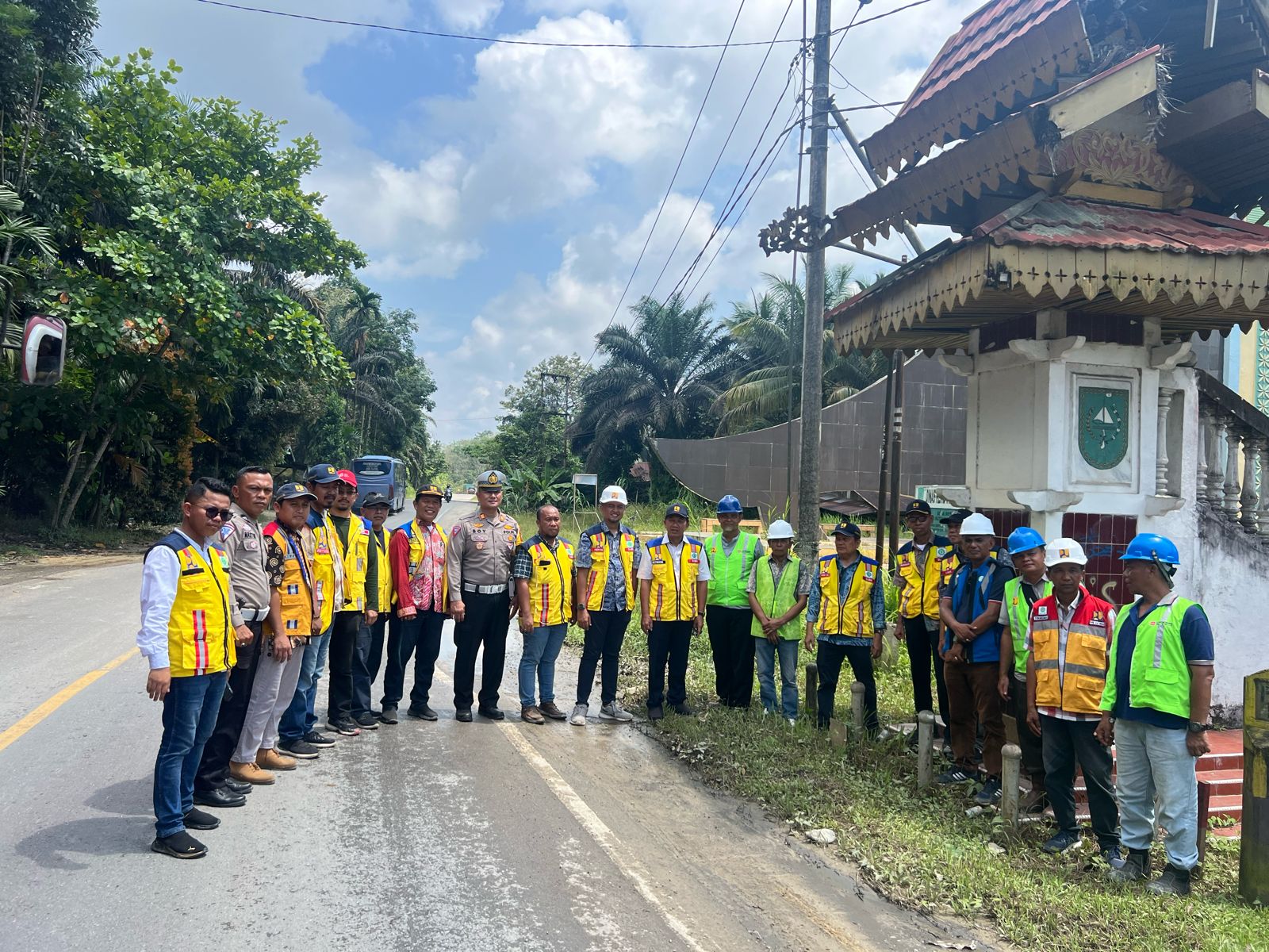 SatLantas Polres Kuansing Lakukan Survei Jalan Nasional Yang Rusak dan Longsor