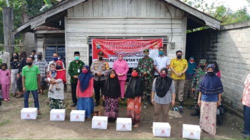 Bupati Mursini Dampingi Kapolres Dalam Pembagian Bansos Kepada Masyarakat Kurang Mampu