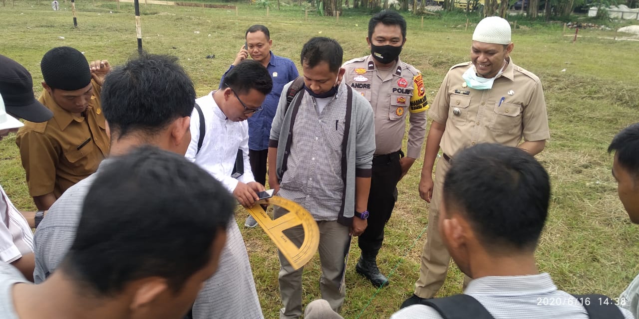 Camat Minas Bersama Anggota Dewan Suyono Ukur Arah Kiblat Mesjid Rantau Bertua