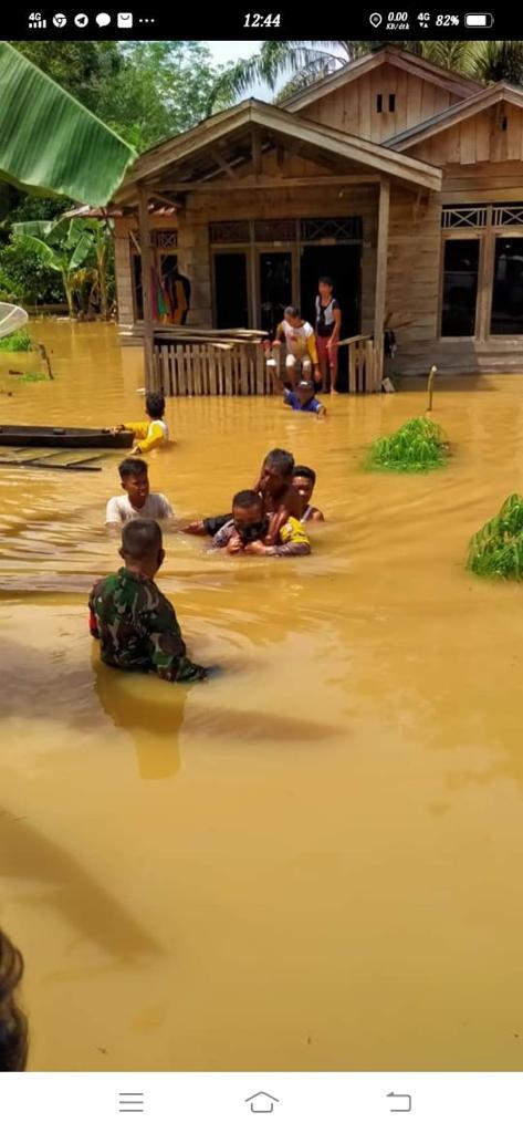 Mengharukan, Anggota Bhabinkamtibmas Polsek Seberida Evakuasi Warga lumpuh Akut.