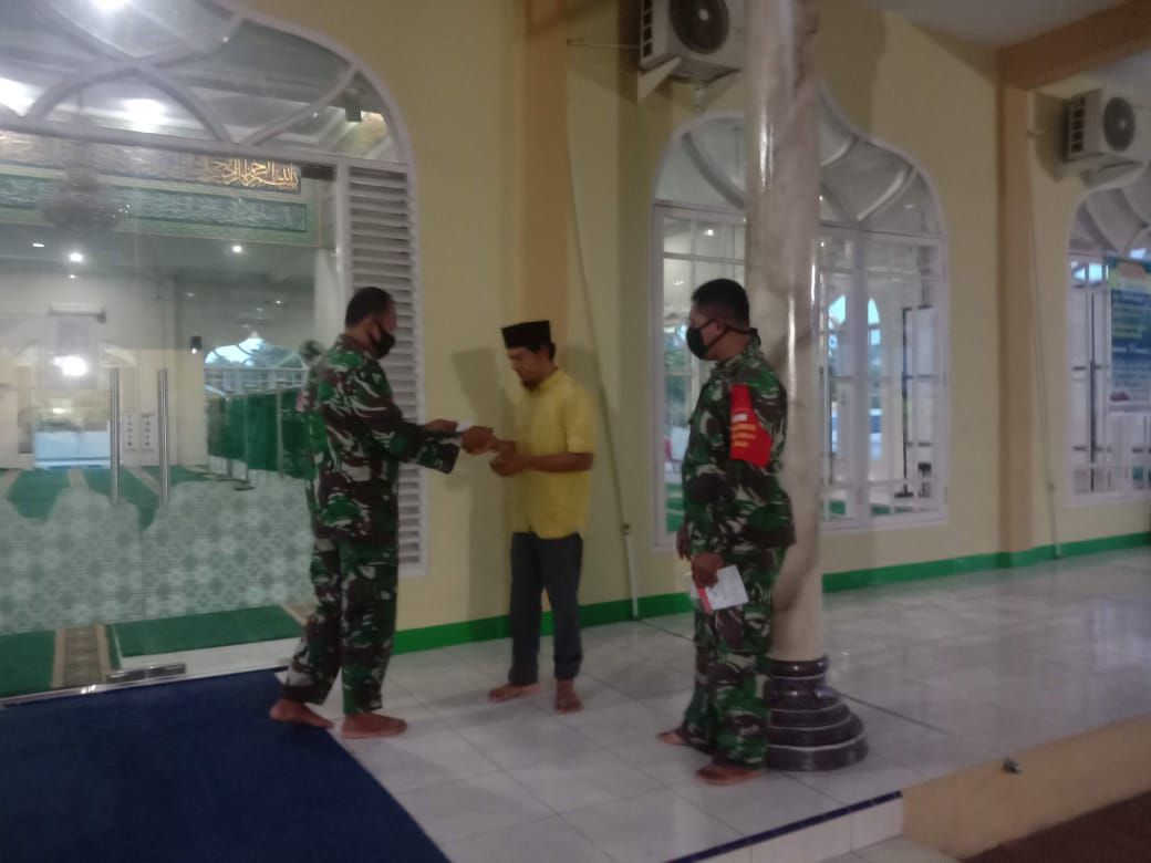 Ciptakan Situasi yang Kondusif Anggota Koramil 09/Langgam Terapkan Protokol Kesehatan di Masjid