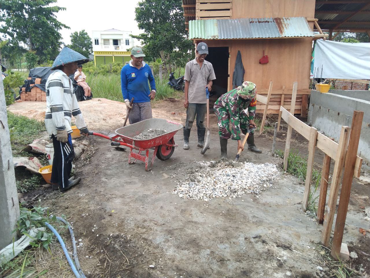 Bantu Warga Bangun Pondasi Masjid, Wujud Kemanunggalan Babinsa Koramil 07/Kampar Dengan Masyarakat