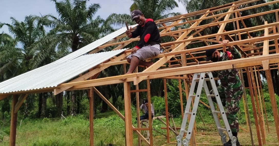 Babinsa Koramil 11/Tambusai Bantu Warga Bangun Rumah