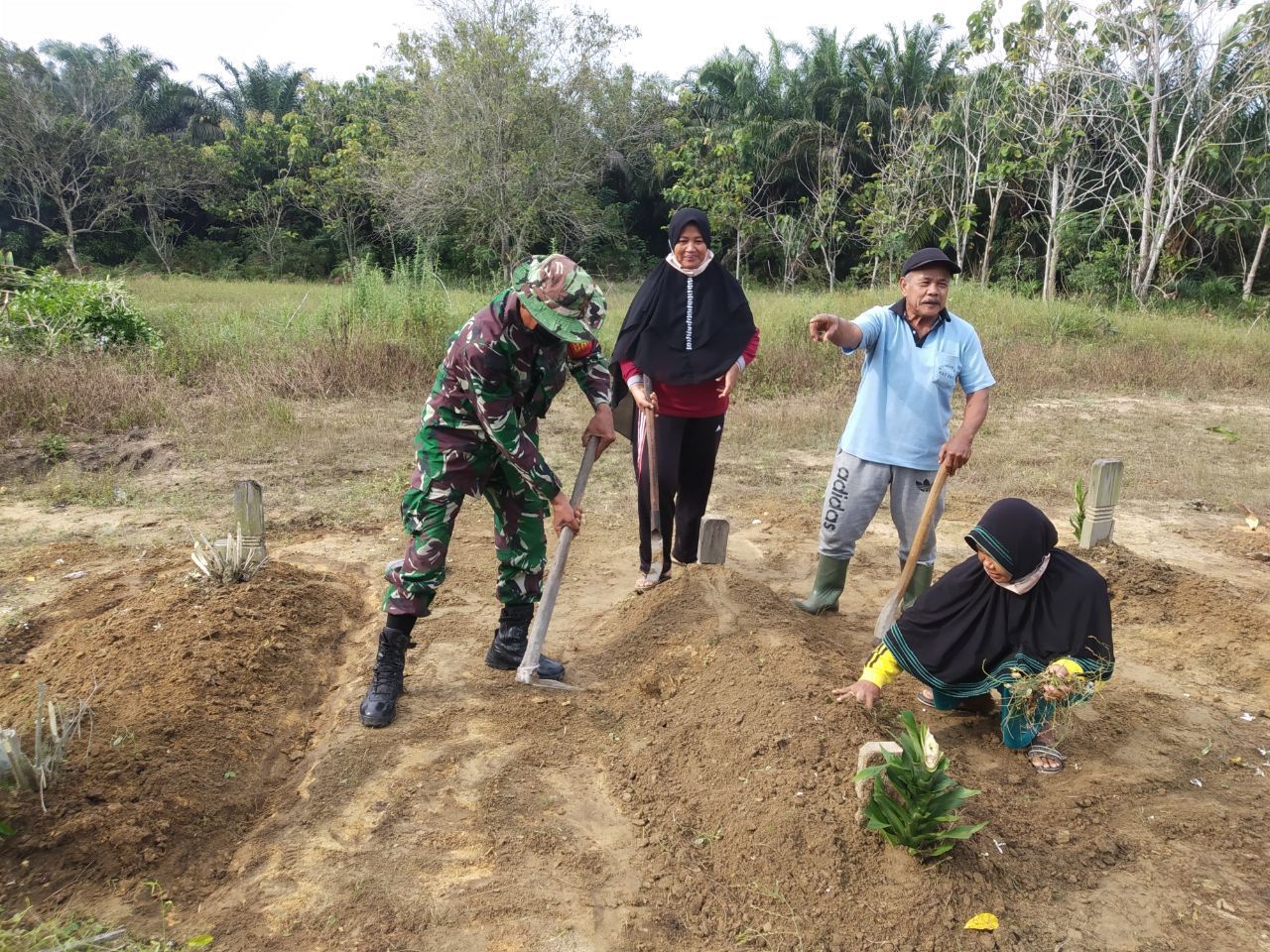 Jelang Ramadhan, Babinsa Koramil 16/Tapung dan Masyarakat Desa Sibuak Bersihkan Makam