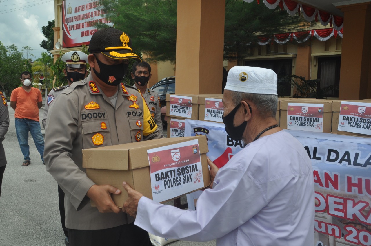 Dirgahayu RI Ke - 75, Polres Siak Salurkan Bansos Kepada Masyarakat.