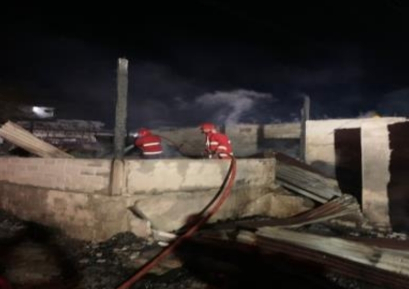 Kebakaran 1 Kios dan 3 Ruko di Tapung Hulu, Petugas Damkar Kampar Berjibaku Padamkan Api