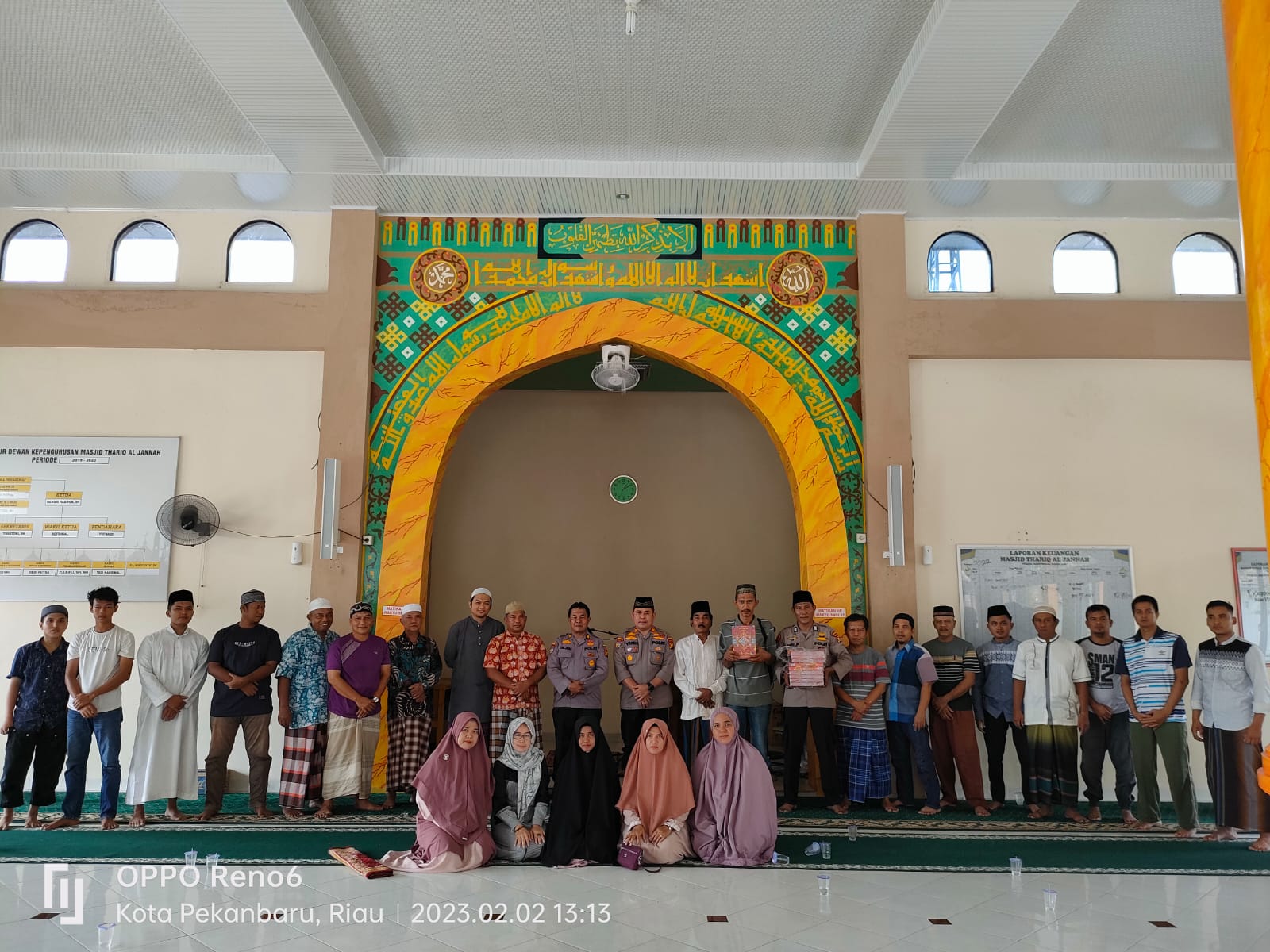 Dirbinmas Polda Riau, Serahkan Bantuan Kitab Suci Al Quran Kepada Masjid Tariq Al Jannah
