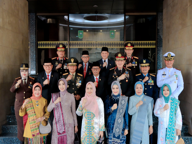 Pj Bupati Kampar Ikuti HUT TNI ke 79 di Halaman Kantor Gubri