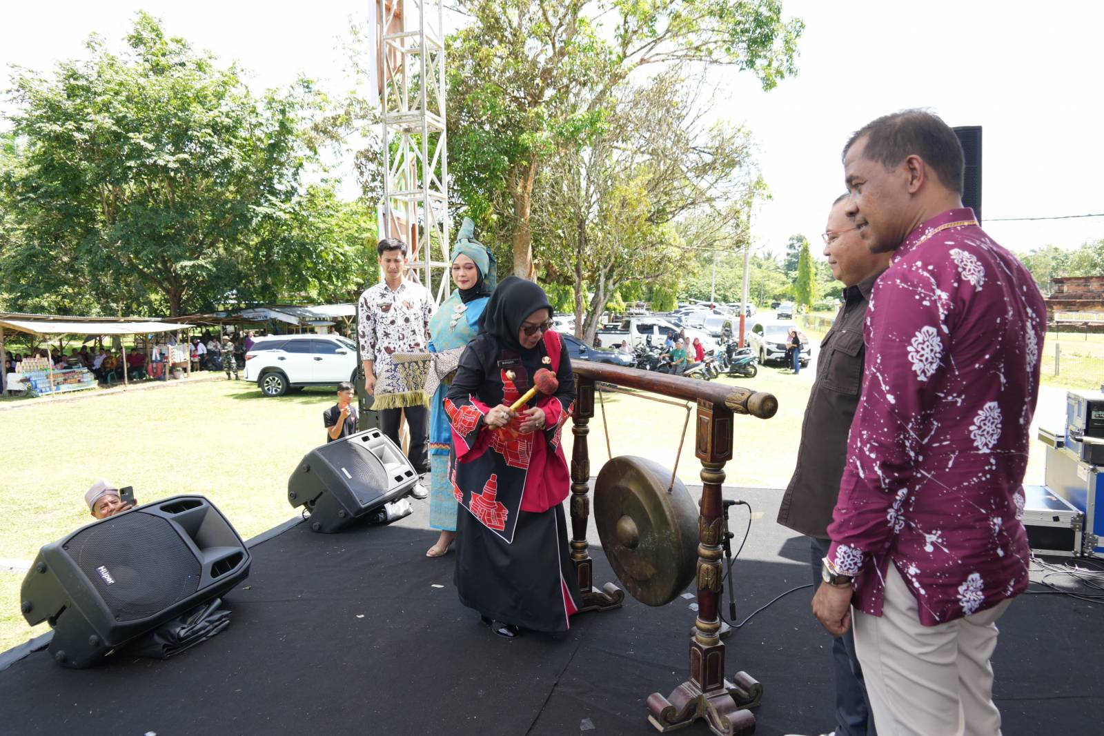 Bupati Kampar Didampingi Kadis Pariwisata Resmi Launching Program "KAMPAR HEBAT"di Candi Muara Takus