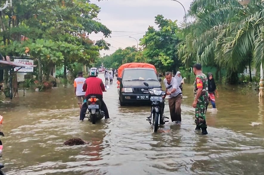 Banjir Rendam Pemukiman Warga, Petugas TNI POLRI Bersama BPBD Rohul Turun