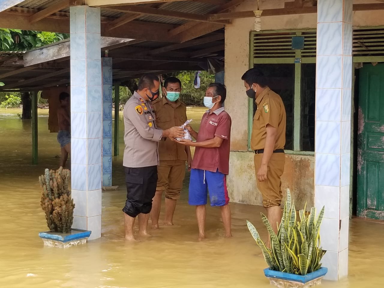 Polres Kuansing Kunjungi Masyarakat Rambahan yang Terdampak Banjir