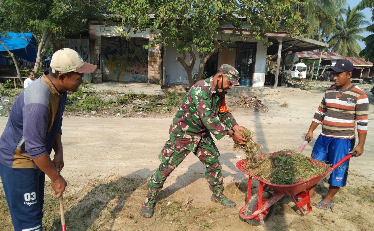 Jalin Keakraban,Babinsa Koramil 04/PKL Kuras Gotong Royong Bersama Warga Binaan