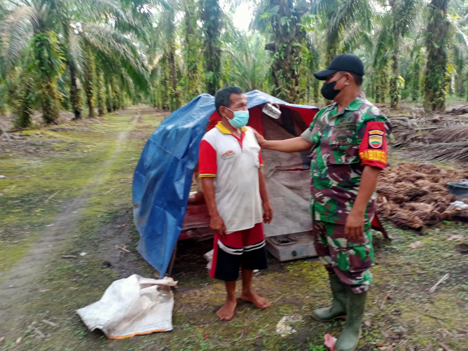 Beri Sembako, Wujud Kepedulian Babinsa Koramil 14/Kepenuhan Terhadap Warga Binaannya