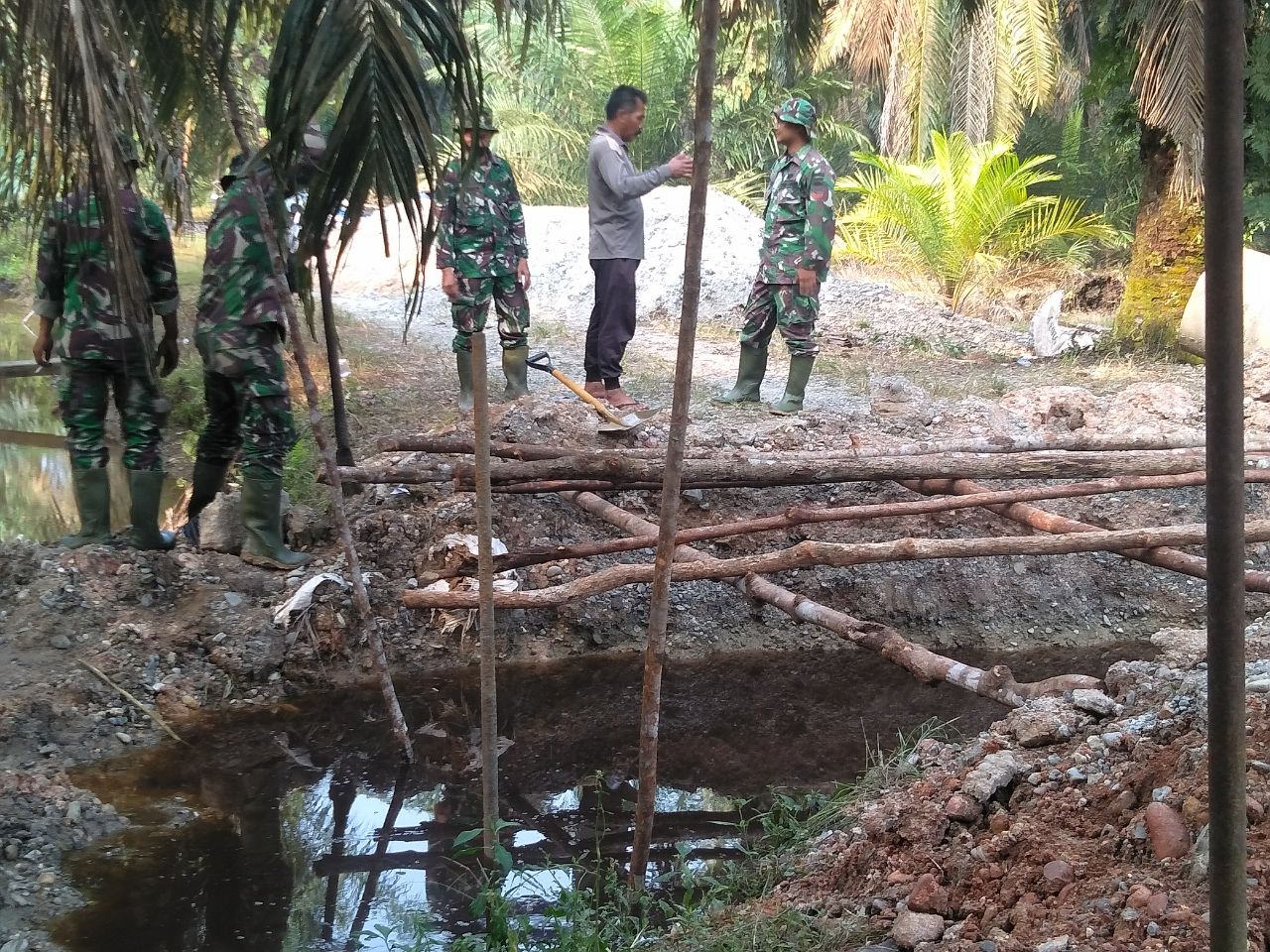 Babinsa Koramil 08/Tandun dan Satgas TMMD Gali Lobang Pondasi Box Culvert 