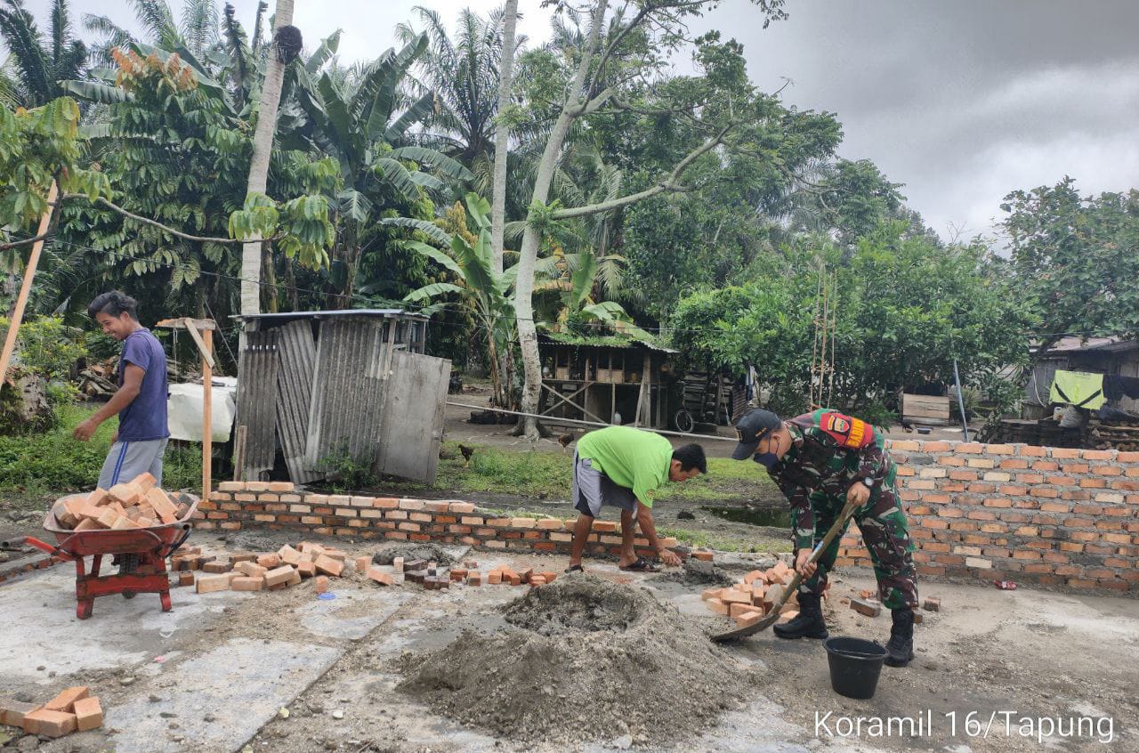 Manunggal Bersama Rakyat, Babinsa Koramil 16/Tapung Bantu Warga Bangun Rumah