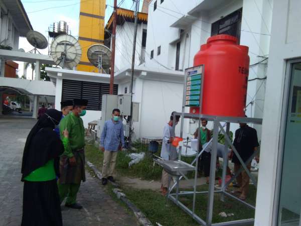 Diskes-Terima-Bantuan-3-Wastafel-Portable-dari-Dompet-Dhuafa