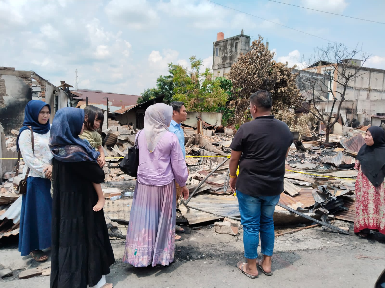 Polres Rohul Beri Bantuan Untuk Korban Kebakaran 17 Bangunan Pasar di Ujung Batu