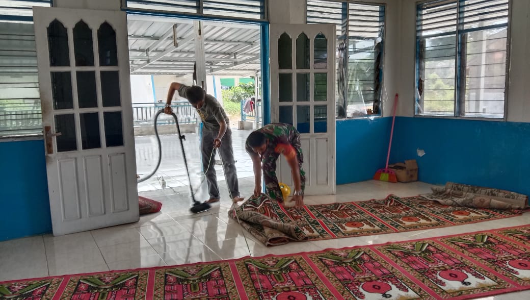 Bersihkan Prasarana Ibadah Babinsa Bantu Pengurus Masjid Sebelum Sholat Jumat