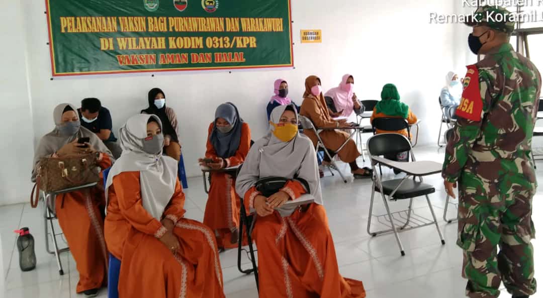 Babinsa Koramil 08/Tandun Dampingi Purnawirawan dan Warakawuri Vaksinasi