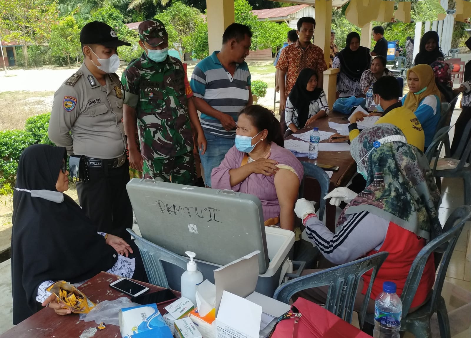 Percepatan Vaksinasi di Sekolqh Terus Dilakukqn, Babinsa Dampingi Vaksinasi di Wilayah Binaannya