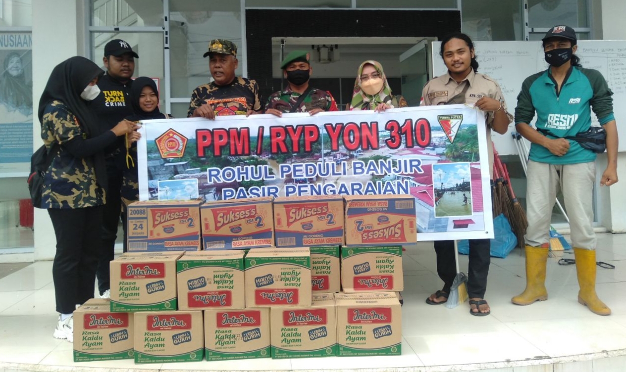 Babinsa Desa Suka Damai Lakukan Pendampingan Penyerahan Bantuan Korban Banjir