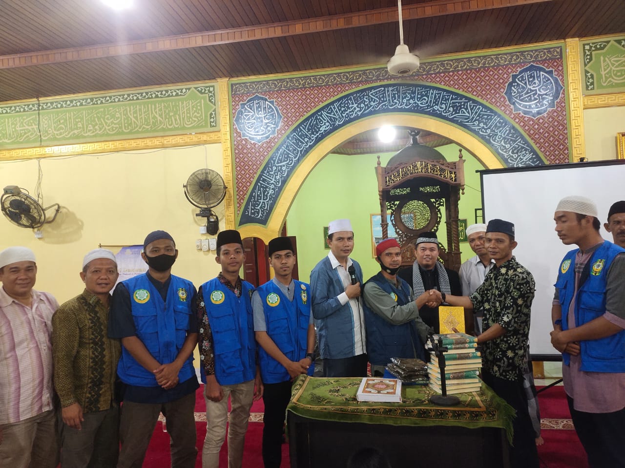 Masyarakat Dan Jemaah Masjid Taqwa Pulau Belimbing Kuok, Sambut Kedatangan Ustadz Robyansyah