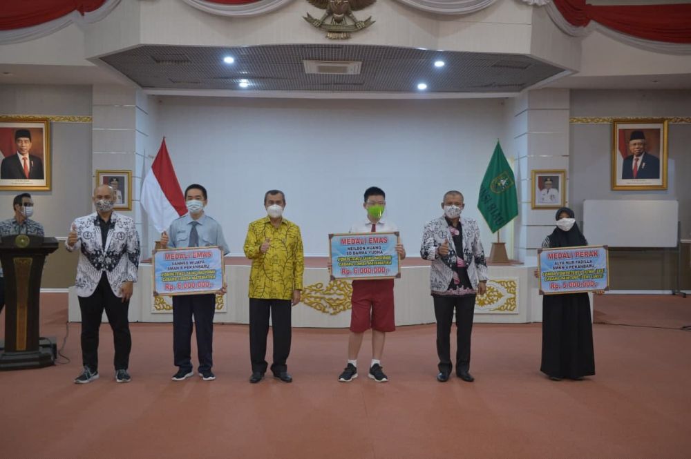 HGN,Gubri Berikan Penghargaan Secara Simbolik Pada Siswa Berprestasi