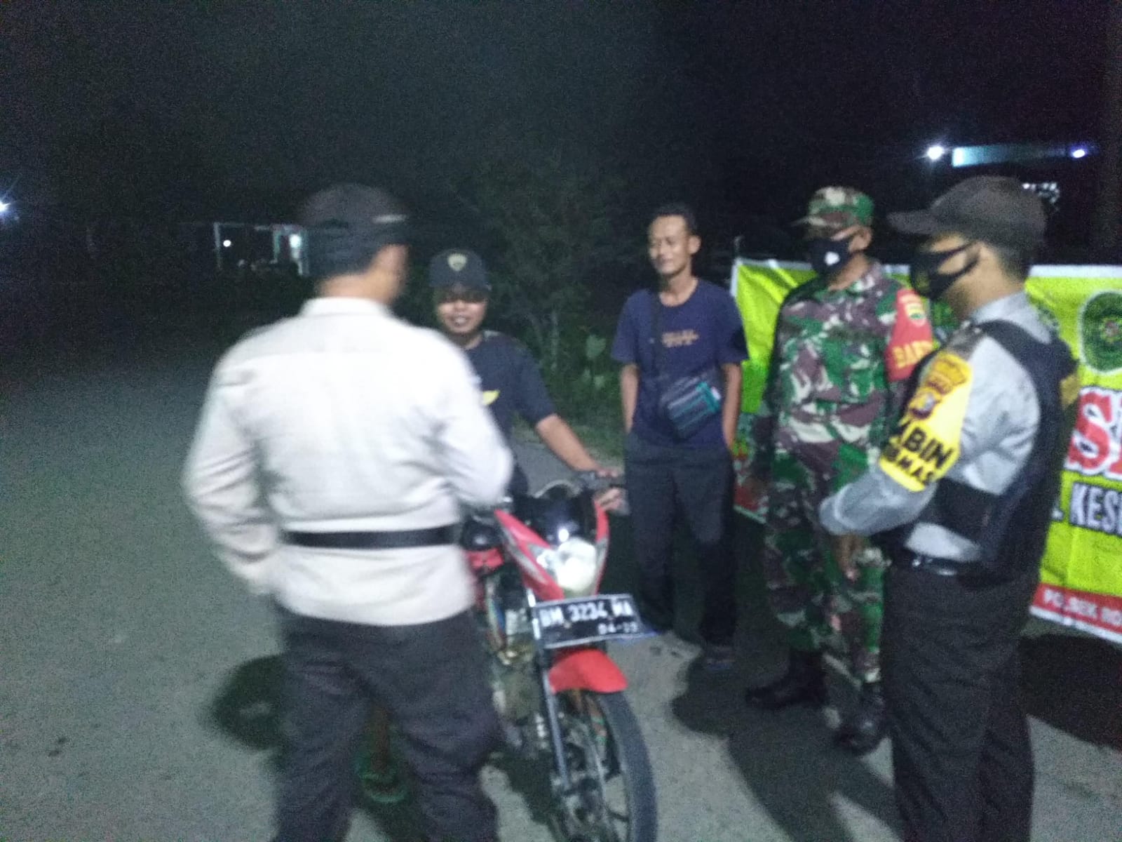 Babinsa KORAMIL 13/Rokan Laksanakan Ops Yustisi Malam Hari