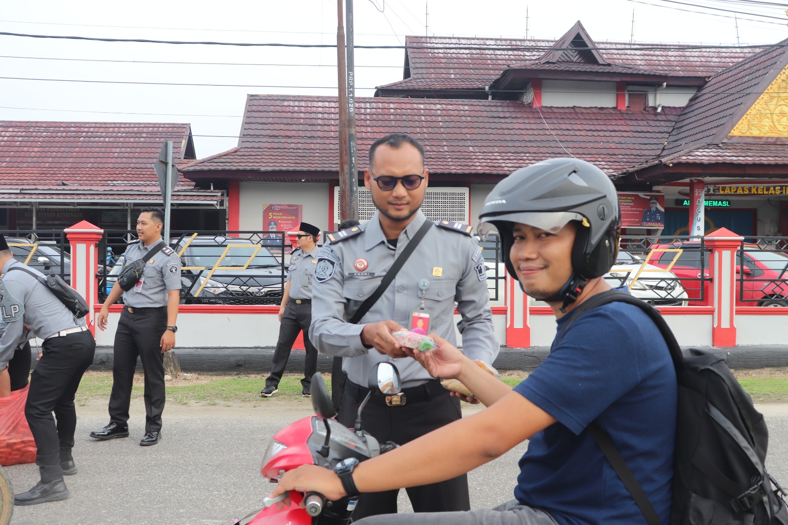 Kalapas Bahtiar Sitepu dan Staf, Bagikan Takjil Gratis Kepada Masyarakat