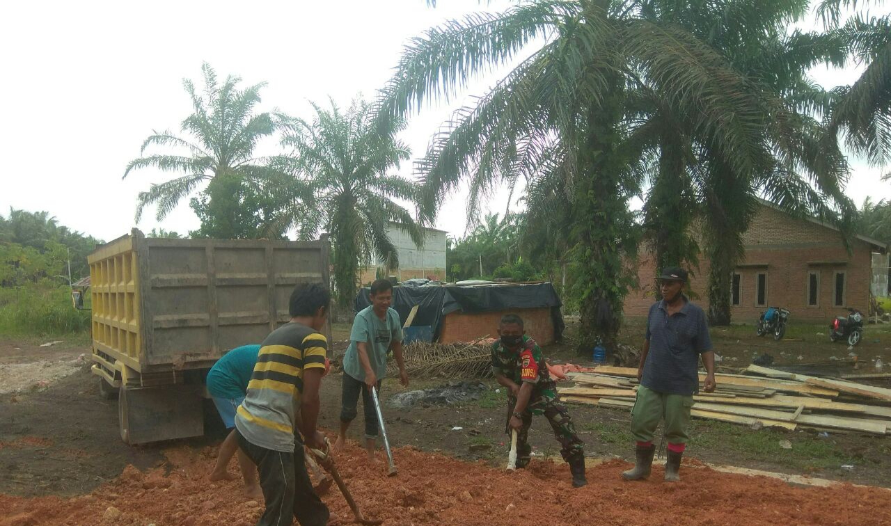Babinsa Koramil 10/Kunto Darussalam Kodim 0313/KPR Bersama Masyarakat Laksanakan Goro